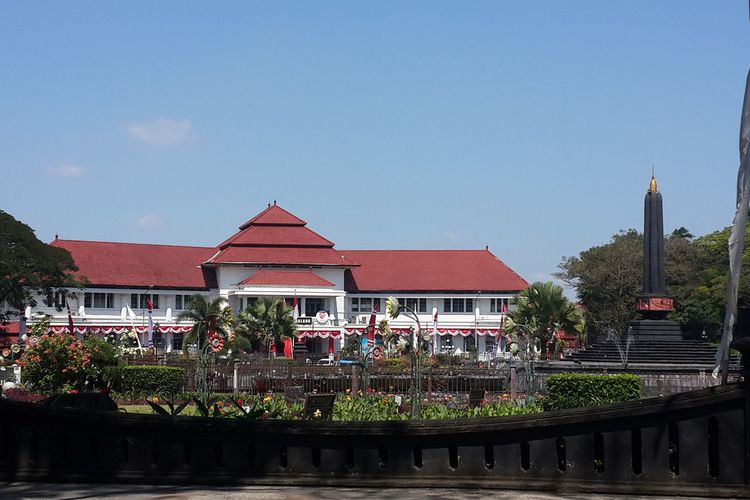 Balai Kota Malang saat difoto dari sudut Alun-Alun Tugu, Kota Malang, Kamis (30/7/2020)