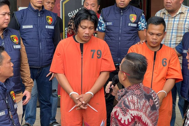 Ariyanysah (35) dan Arwan (30) dua pelaku pembunuhan Muhammad Abadi yang merupakan adik kandung Bupati Muratara Devi Suhartoni saat berada di Polda Sumsel, Jumat (8/9/2023),