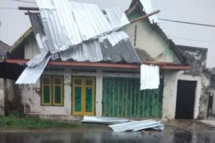 Kondisi rumah Nardi yang rusak akibat diterjang angin kencang, Kamis (17/11/2022) kemarin. Doc: Istimewa