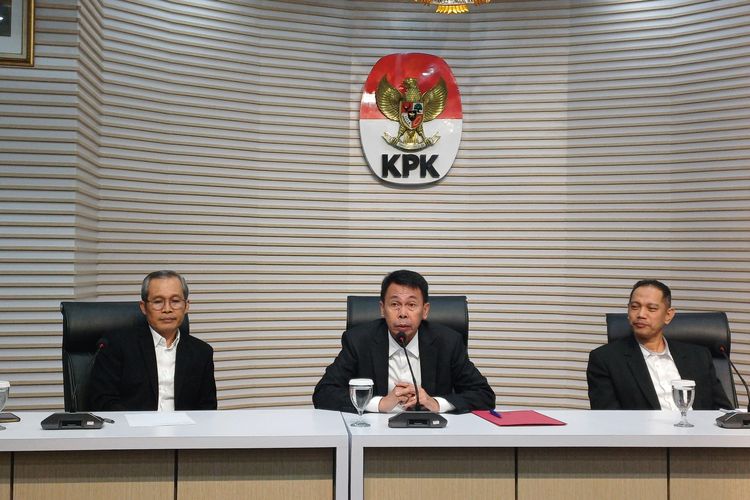 Tiga pimpinan Komisi Pemberantasan Korupsi (KPK), Alexander Marwata (kiri), Nawawi Pomolango (tengah), dan Nurul Ghufron (Kiri) menyampaikan konferensi pers kelembagaan. Mereka juga mengungkapkan tengah menyelidiki dugaan korupsi pengadaan sapi di Kementerian Pertanian (Kementan), Senin (27/11/2023).