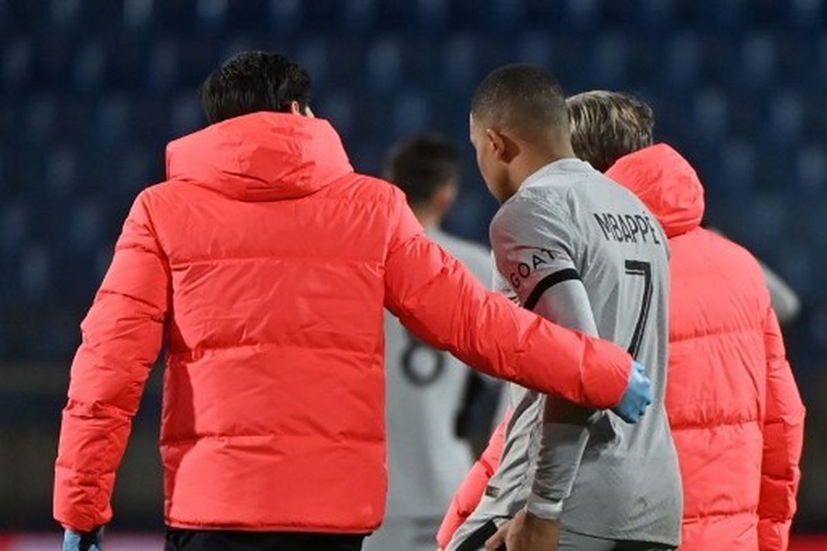 Striker Paris Saint-Germain (PSG), Kylian Mbappe, berjalan keluar setelah mengalami cedera dalam laga melawan tuan rumah Montpellier di Stadion De La Mosson, Rabu (1/2/2023) malam waktu setempat.