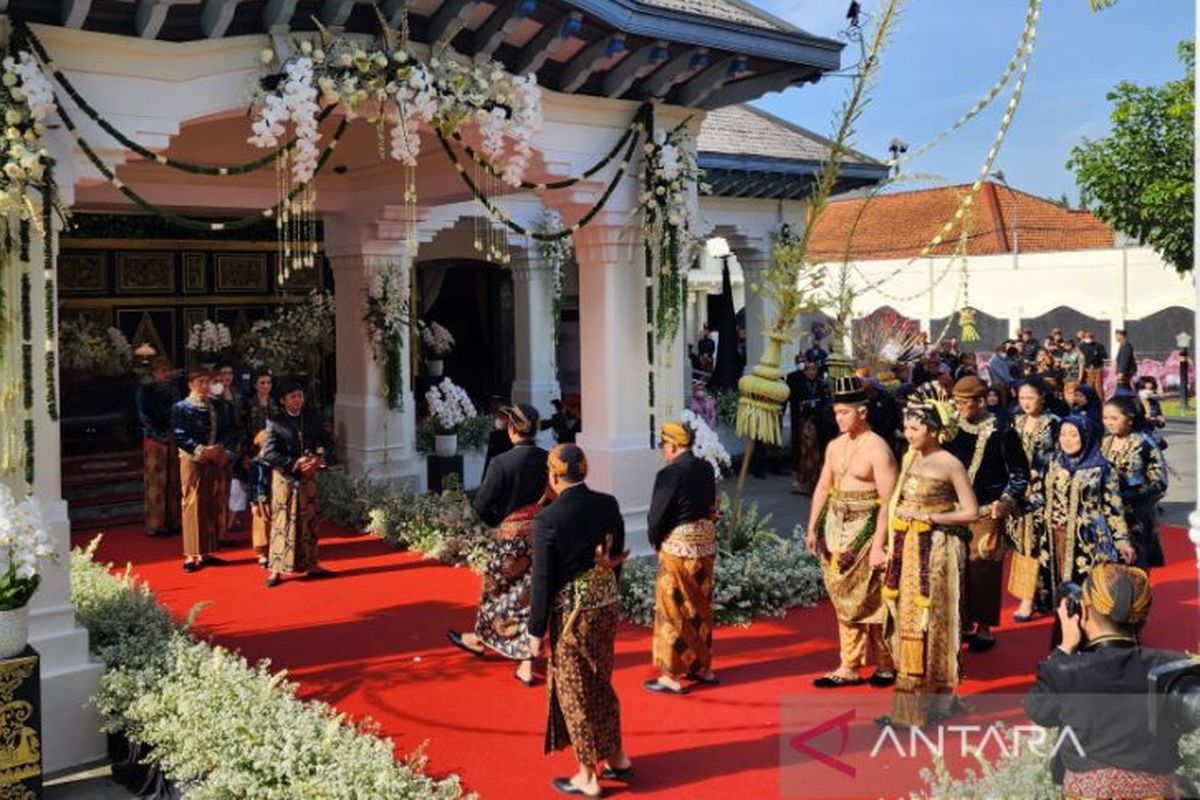 President Joko Widodo's youngest son Kaesang Pangarep and wife Erina Gudono during the unduh mantu procession in Loji Gandrung, Surakarta, Sunday, December 11, 2022. 