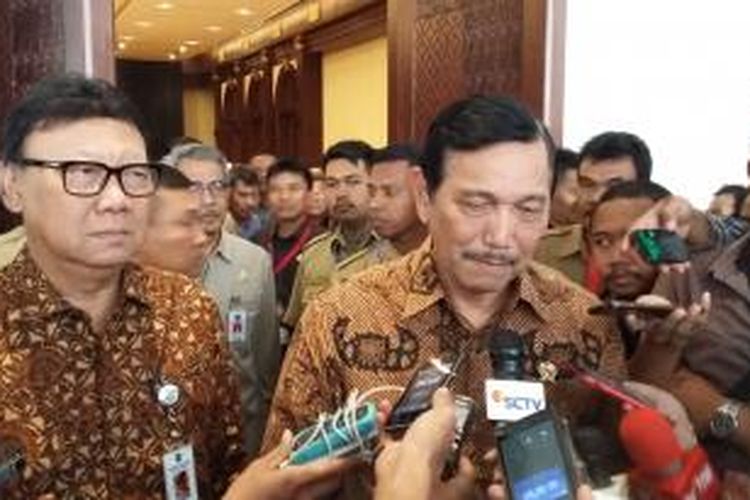 Menteri Dalam Negeri Tjahjo Kumolo dan Menteri Koordinator Bidang Politik Hukum dan Keamanan Luhut Binsar Panjaitan seusai membuka rapat koordinasi di Hotel Bidakara, Jakarta Selatan, Rabu (16/9/2015).