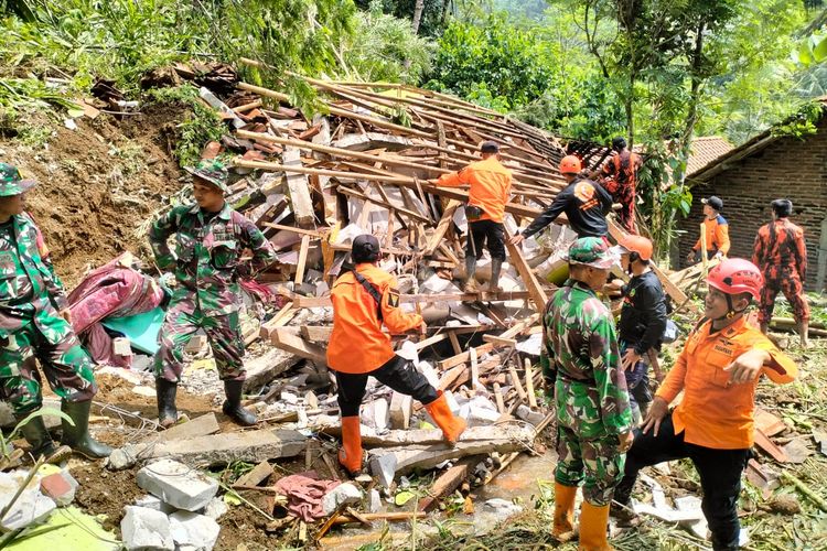 Pencarian korban longsor di Dusun Garawangi, Desa Cijati, Kecamatan Cimanggu, Kabupaten Cilacap, Jawa Tengah, Selasa (6/2/2024).