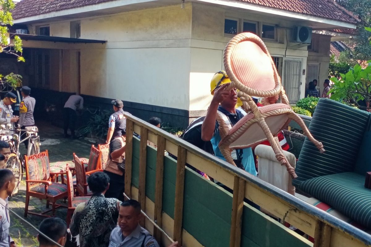 Penertiban rumah dinas milik Pemprov Jatim di Jalan Ijen Nomor 75B, Kota Malang, Jawa Timur.  