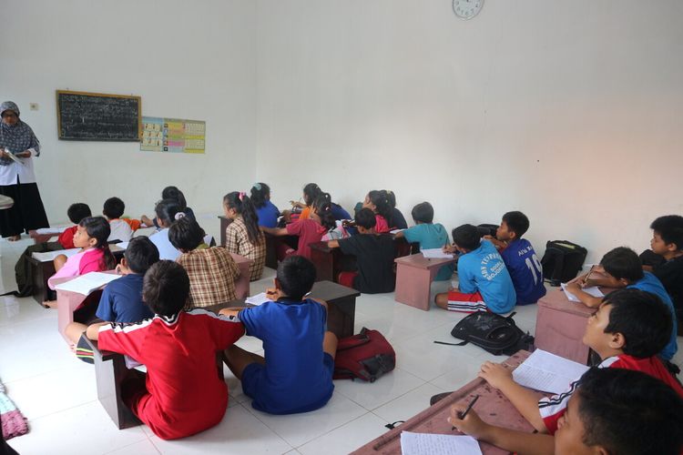 Suasana saat siswa kelas 6 SDN Tempuran, Kecamatan Sooko, Kabupaten Mojokerto, Jawa Timur, Rabu 5/2/2020). Sejak Minggu (2/2/2020), banjir melanda Dusun Bekucuk dan Tempuran, Desa Tempuran.