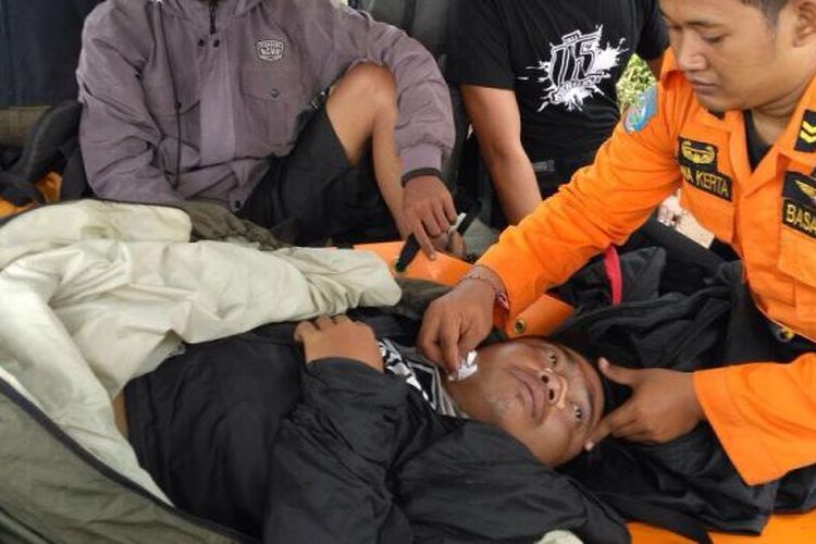 Tim medis Basarnas Mataram saat memberikan pertolongan pada korban pendaki Gunung Rinjani, Jumat (15/7/2016).