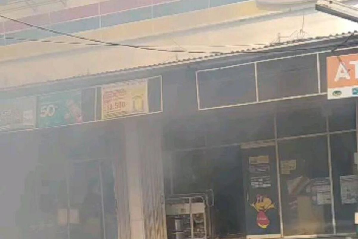 Sebuah minimarket di Jalan Manunggal Kelurahan Palumbonsari, Kecamatan Karawang Timur, Kabupaten Karawang mengalami kebakaran, Selasa (27/9/2022) pagi.