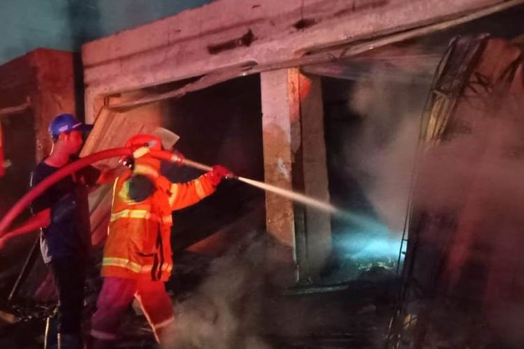 Petugas damkar cianjur tengah berupaya memadamkan api yang melalap belasan kios di Pasar Sukanagara, Cianjur, Jawa Barat, Sabtu (1/5/2024)
