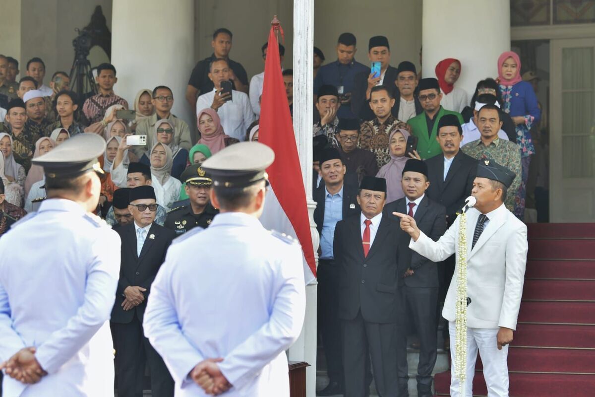 Gubernur Jabar, Dedi Mulyadi saat memberikan pesan kepada Cecep Nurul Yakin dan Asep Sopari Al Ayubi yang resmi dilantik sebagai Bupati dan Wakil Bupati Tasikmalaya masa jabatan 2025-2030 di Gedung Pakuan, Jalan Cicendo, Kota Bandung, Rabu (4/6/2025).