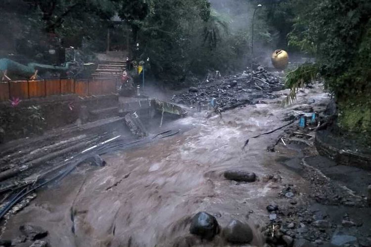 BERITA FOTO: Beda Sebelum dan Sesudah Kawasan Wisata Guci Tegal Diterjang Banjir Bandang