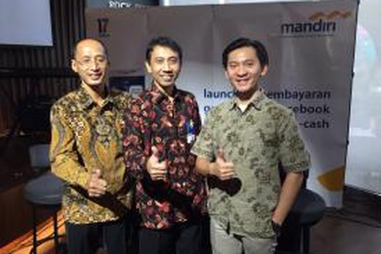 CEO PT Digital Artha Media Indra Suryawan (kiri), Senior Vice Presiden Bank Mandiri Rahmat Broto Triadji (kanan), dan Business Development Boku Indonesia Marko Kartodirdjo