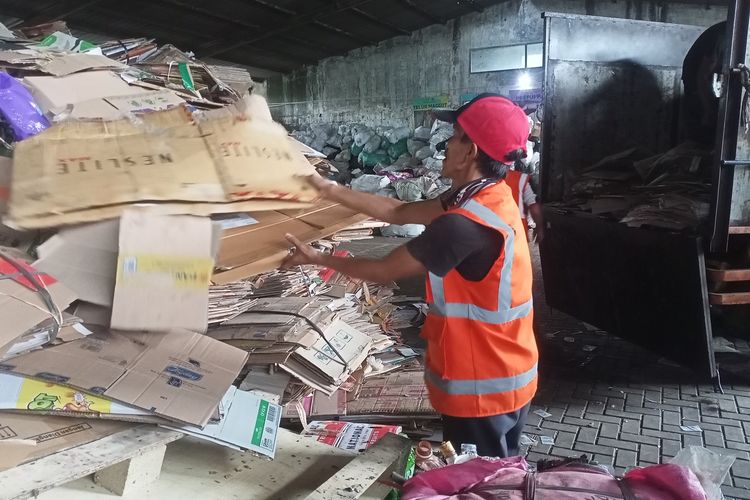 Bank Sampah Bersinar di Baleendah Kabupaten Bandung telah bertransformasi dari hanya sekedar kecintaan lingkungan menjadi salah satu pelopor pengelolaan sampah hingga tingkat Nasional