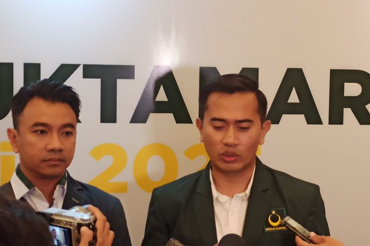 Gugum Ridho Putra, Ketua Umum Partai Bulan Bintang (PBB) terpilih periode 2025-20230, saat berbicara dengan wartawan di sela-sela muktamar ke VI PBB di hotel Aston, Kota Denpasar, Bali, Senin (13/1/2025) malam. 
