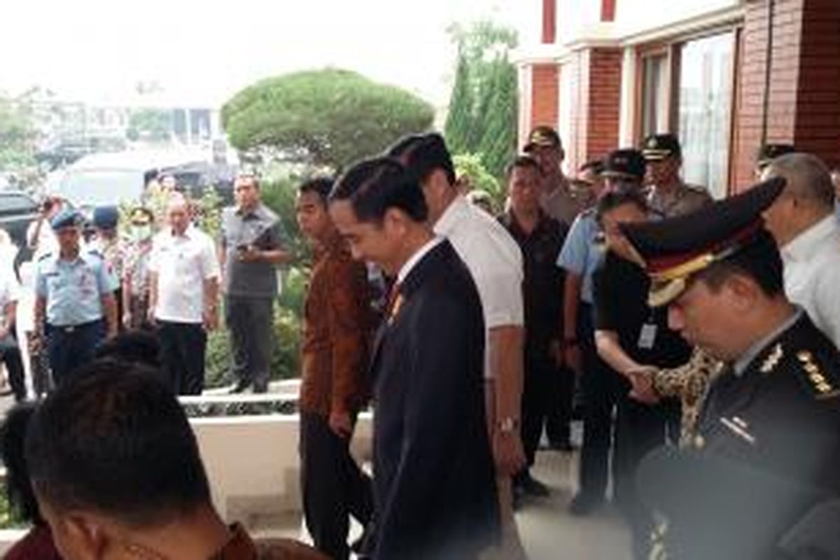 Presiden Joko Widodo didampingi Ibu Negara Iriana dan sejumlah menteri di Bandara Sultan Mahmud Badaruddin II Palembang, Sumatera Selatan, Kamis (29/10/2015).