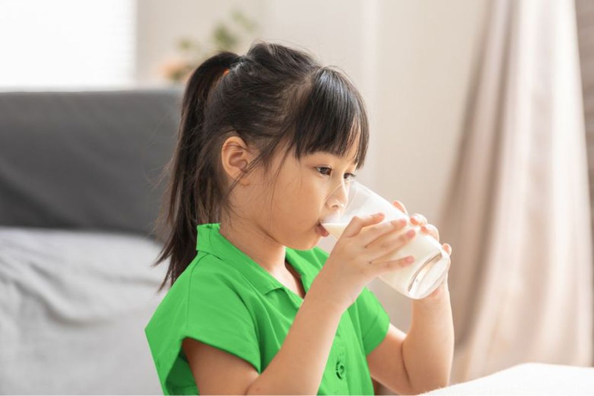 Ilustrasi anak minum susu soya. 