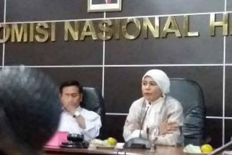 Wakil Ketua Komisi Nasional HakAsasi Manusia Roichatul Aswidah dalam forum diskusi di Kantor Komnas Ham Jl. Latuharhary No. 4B, Jakarta, Jumat (16/10/2015)