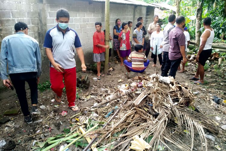 Warga Desa Ngoran, Kecamatan Nglegok, Kabupaten Blitar berkumpul di lokasi penemuan bayi perempuan yang diduga sengaja ditinggalkan ibunya di kebun belakang rumah warga, Jumat (4/6/2021)