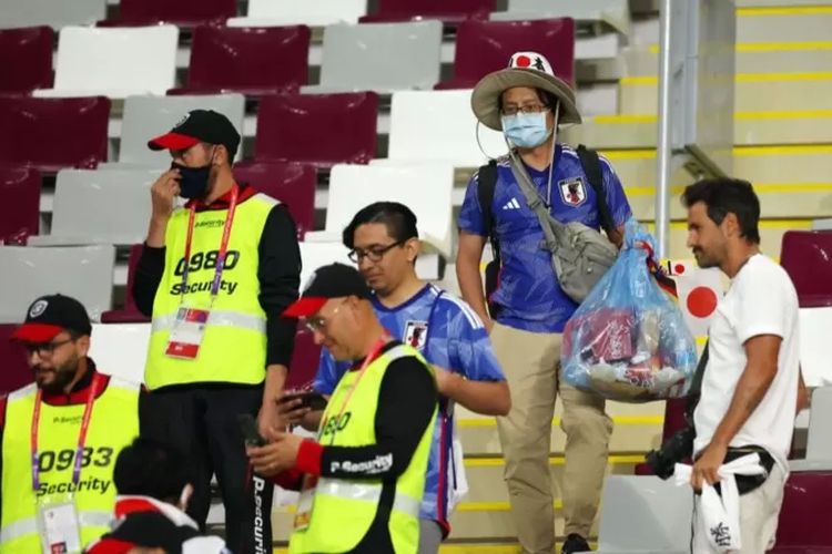 Suporter Jepang bersih-bersih stadion.
