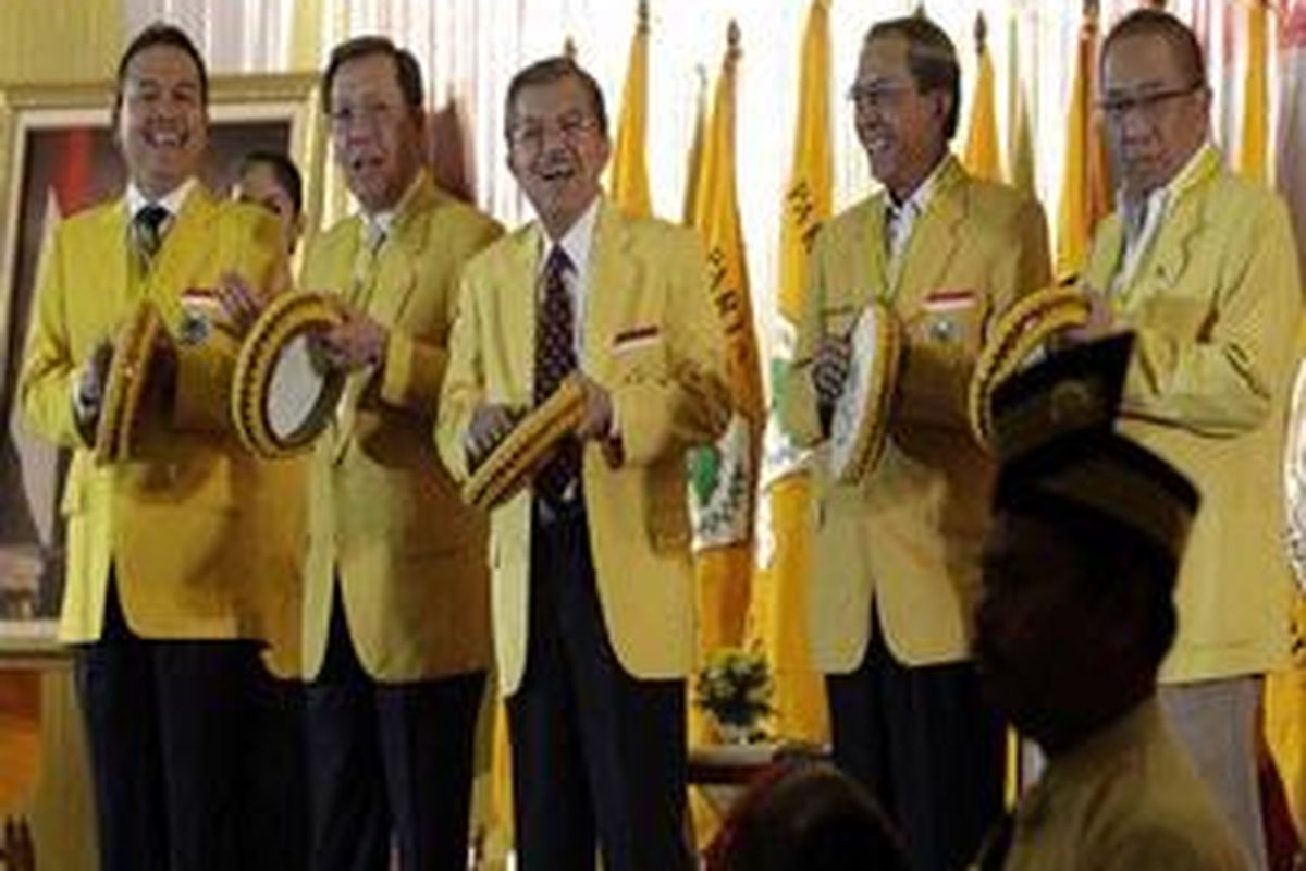 Ketua Umum DPP Golkar, HM Jusuf Kalla (tengah) memukul Kompang, alat musik tradisional masyarakat Melayu, menandai secara resmi dibukanya Musyawarah Nasional Golkar VIII di Hotel Labersa Pekanbaru, Senin (5/10). Empat kandidat, masing-masing Aburizal Bakrie, Hutomo Mandala Putra, Surya Paloh, dan Yuddy Chrisnandi, siap bersaing memperebutkan kursi ketua umum partai berlambang pohon beringin dalam Munas tersebut. 