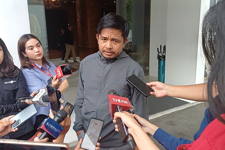 Komisioner KPU Idham Holik mengatakan pihaknya enggan menanggapi lonjakan suara yang diperoleh Partai Solidaritas Indonesia (PSI) berdasar pada hitung manual (real count) yang terpaut jauh dengan hasil hitung cepat (quick count) sejumlah lembaga survei, Minggu (3/3/2024).