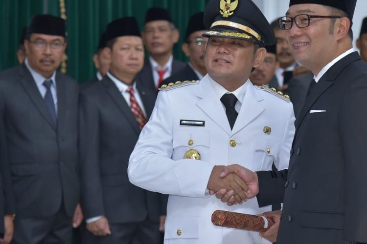 Eka Supria Atmaja resmi menjadi Bupati Bekasi definitif usai dilantik Gubernur Jawa Barat Ridwan Kamil di Gedung Sate, Kota Bandung, Jawa Barat, Rabu (12/6/2019).