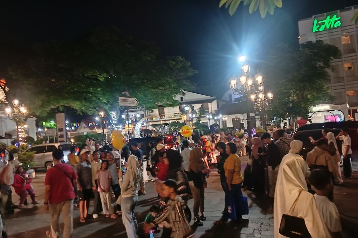 Pengunjung memadati kawasan Kota Lama Semarang saat libur Lebaran 2026. Jumlah wisatawan tercatat naik 24,7 persen, mendorong okupansi hotel hingga menembus 95 persen.