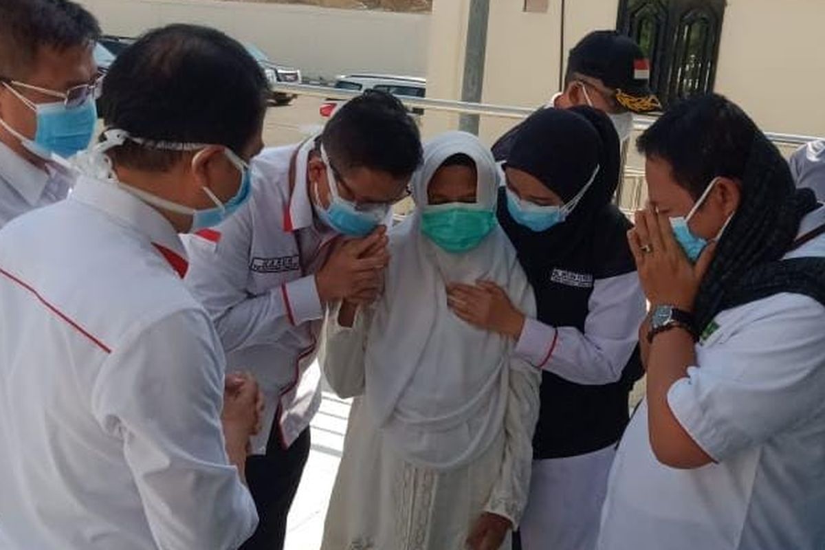 Aat, jemaah haji asal Jawa Barat, setelah mengidentifikasi jenazah suaminya, Suharja, di Rumah Sakit Mu'aisyim, Madinah, Arab Saudi. Suharja sempat dinyatakan hilang selepas terpisah dengan istrinya ketika wukuf di Arafah.