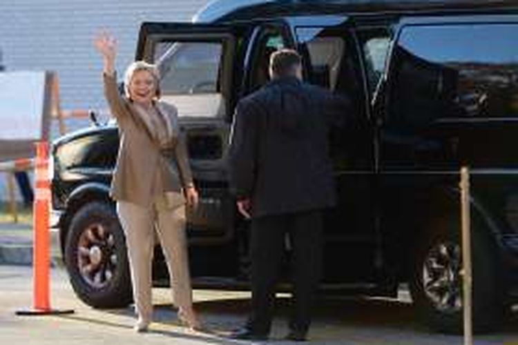 Capres Demokrat Hillary Clinton melambai setelah memberikan suaranya di Chappaqua, New York, Selasa (08/11)
