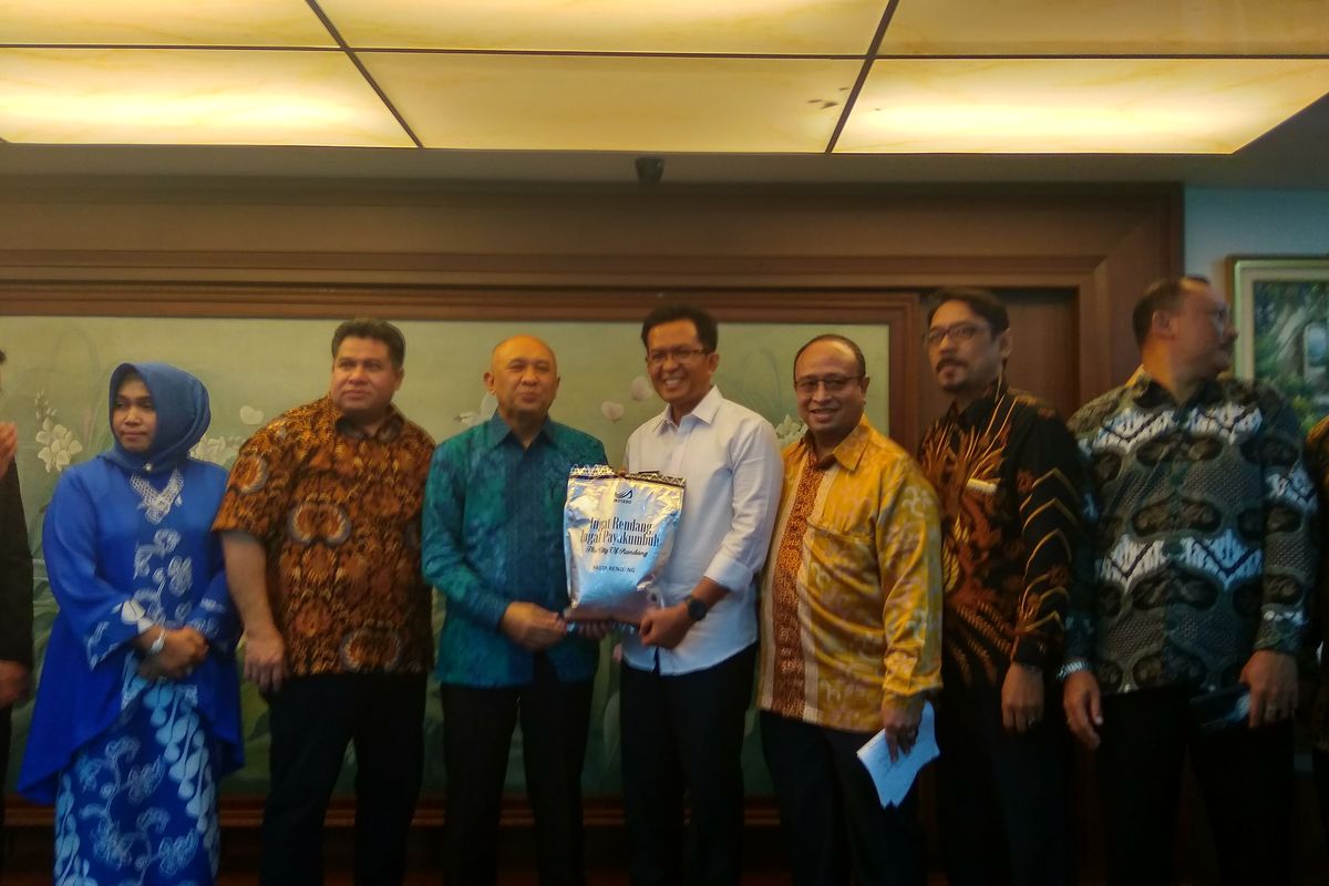 Kemenkop UKM Teten Masduki bersama Pembina Koperasi Iko Sero sekaligus Wakil Walikota Payakumbuh Erwin Yunaz di Jakarta, Rabu (19/2/2020).