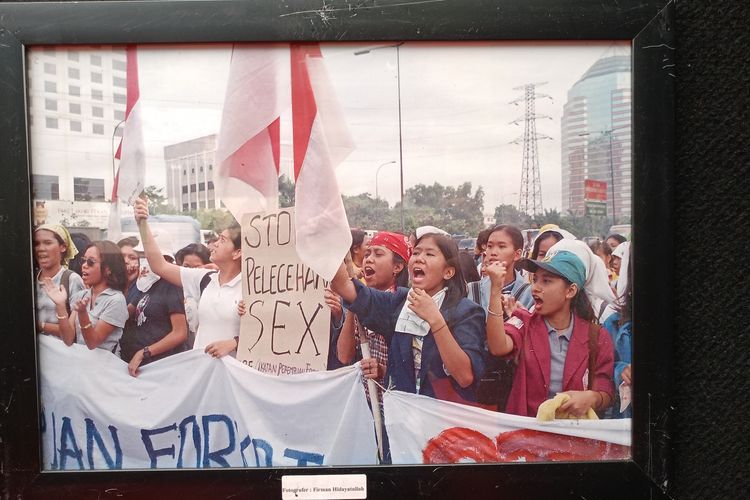 Banyaknya korban pemerkosaan saat kerusuhan 1998, membuat mahasiswi tergerak untuk mendemokan protes dan menuntut untuk menghentikan pelechan seksual yang dipotret oleh Taufi Hidayatullah dalam pameran foto 25 Tahun Reformasi, Senin (15/5/2023).