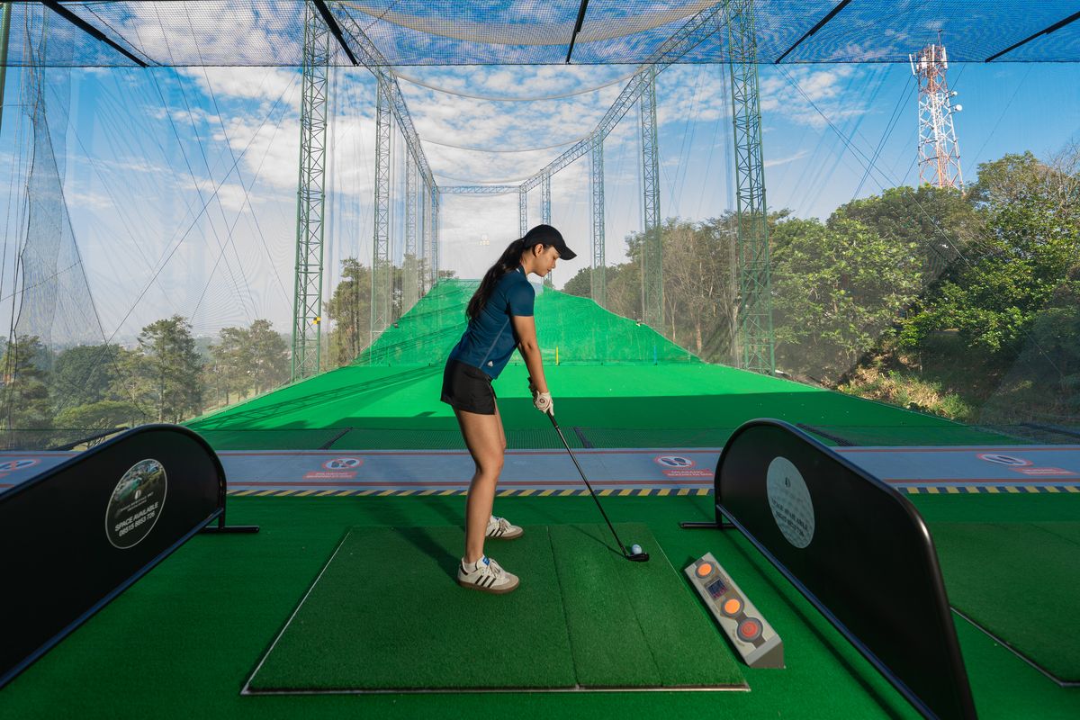 Seorang pengunjung tengah bermain golf di Dago Heritage. Tempat ini pun menjadi salah satu pusat pembinaan atlet di Bandung. 
