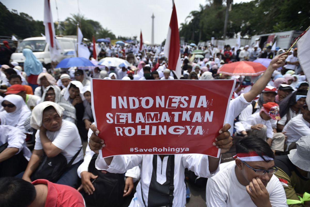 Massa Aksi Bela Rohingya 169 mendengarkan orasi Presiden PKS Sohibul Iman di Monumen Patung Kuda, Jakarta, Sabtu (16/9/2017). Aksi dari Crisis Center for Rohingya PKS bersama ormas-ormas Islam tersebut menyuarakan dihentikannya kekerasan dan dikembalikannya hak kewarganegaraan etnis Rohingya.