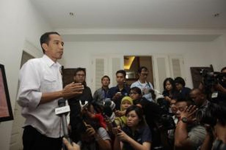 Presiden terpilih Joko Widodo menggelar jumpa pers saat meresmikan kantor transisi di Jalan Situbondo, Menteng, Jakarta, Senin (4/8/2014). Kantor berwujud rumah itu akan menjadi tempat untuk mempersiapkan jalannya pemerintahan hingga pelantikan presiden, termasuk membahas pembentukan kabinet dan APBN 2015.