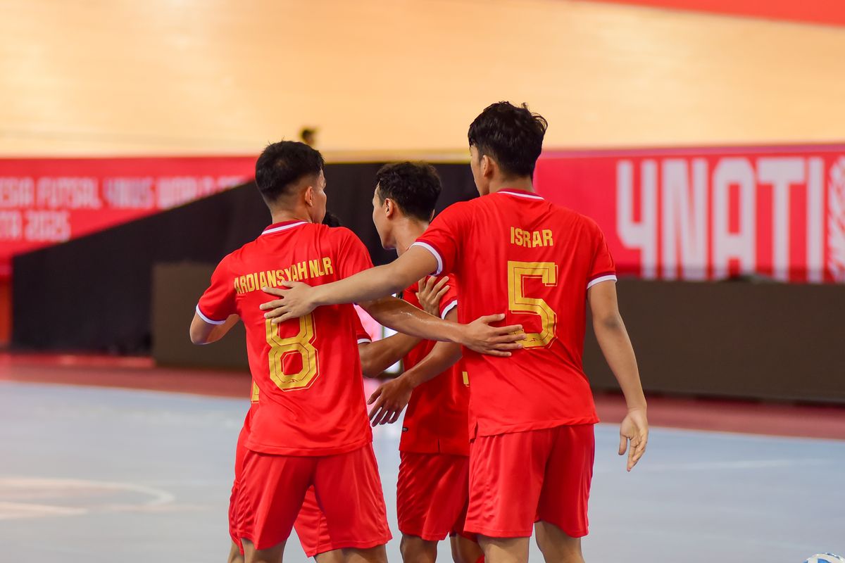 Selebrasi gol timnas futsal Indonesia saat melawan Argentina dalam ajang 4 Nations World Series 2025 di Jakarta International Velodrome, Sabtu (1/2/2025).