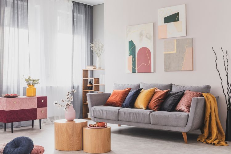 Ilustrasi ruang tamu bernuansa mewah dengan nuansa warna pastel.