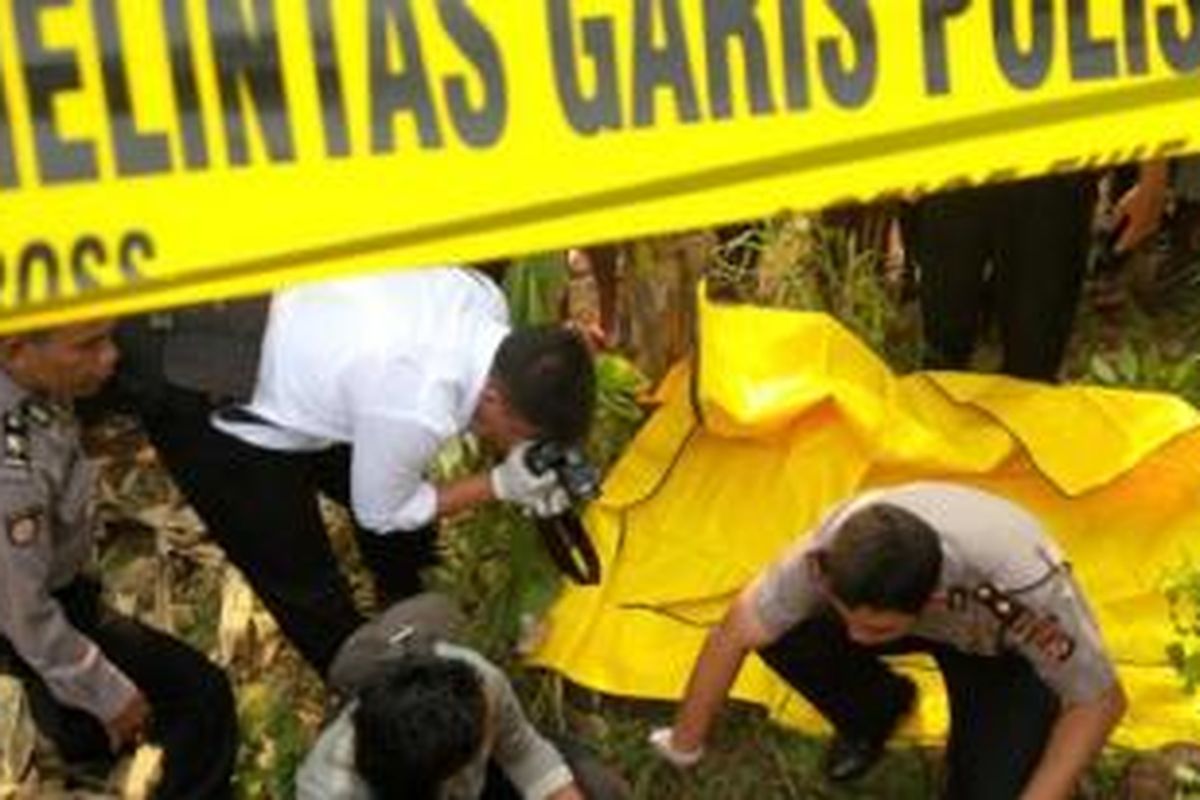 Mayat pria ditemukan di lahan kosong samping Golf Jagorawi, Desa Kranggan, Kecamatan Gunungputri, Kabupaten Bogor, Senin (29/9/2014) siang. 