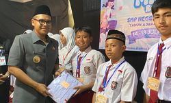 Faiz-Suyono Bagikan Seragam Gratis ke 20.000 Siswa, Libatkan UMKM Lokal