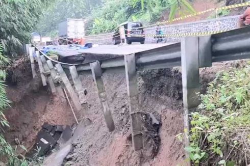 Tergerus Longsor, Arus Lalu Lintas Jalan Nasional di Banyumas Tersendat