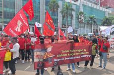 Tolak Pemotongan Upah, Kurir J&T Demo di Depan Kantor PT Global Bintang Timur