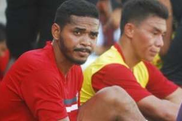 Bek kanan Hasyim Kipuw dalam sesi latihan pagi Bali United di lapangan Trisakti, Kuta, Bali, Rabu (27/4/2016). 