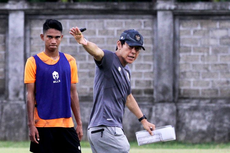 Pemain Timnas Indonesia Marselino Ferdinan memperhatikan arahan pelatih Shin Tae-yong saat latihan persiapan ujicoba FIFA Matchday di Stadion Gelora Trisakti Kuta, Bali, Jumat (21/1/2022) sore. 