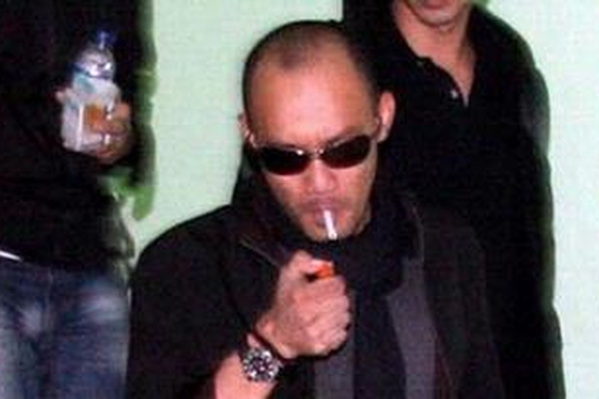 Penabuh drum band Padi, Yoyok , menjalani pemeriksaan di unit 2 Badan Narkotika Nasional ( BNN) Bareskrim Mabes Polri setelah ditangkap karena menggunakan narkotika jenis sabu-sabu di apartemen Sudirman Park, Minggu (27/2/2011) dini hari. 