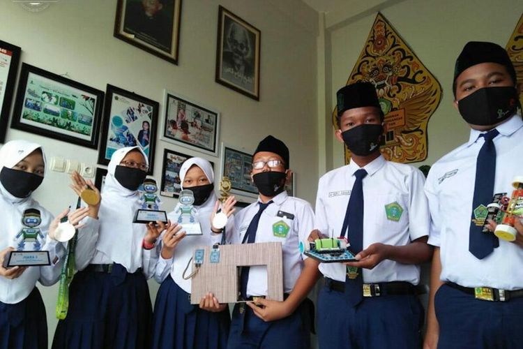 Siswa-siswi MTs Nurul Islam Pongangan, Gresik, yang meraih penghargaan dalam ajang MRC 2020.