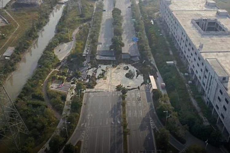 Kebocoran pipa air di proyek kereta bawah tanah menyebabkan jalan ambles, di Foshan, China, Rabu (7/2/2018) malam. (Sixth Tone)