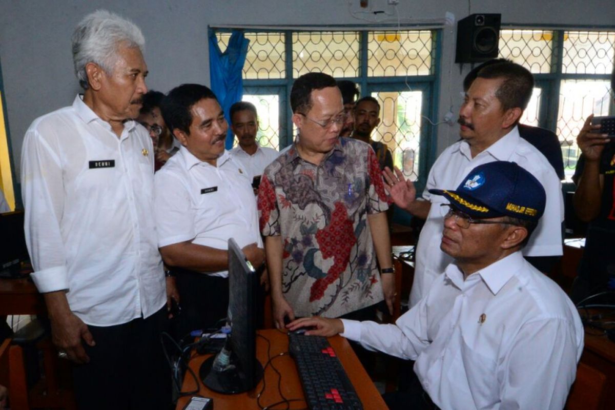 Menteri Pendidikan dan Kebudayaan (Mendikbud) Muhadjir Effendy meninjau kesiapan pelaksanaan UNBK di SMP Negeri 1 Gegesik, Cirebon (18/4/2018)