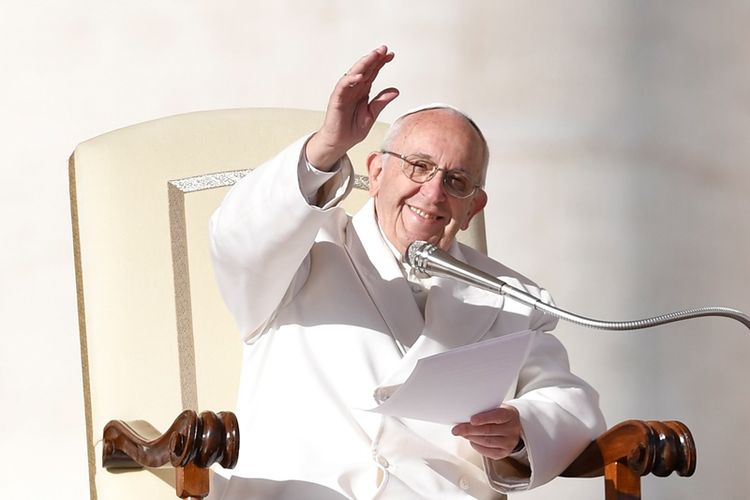 Paus Fransiskus melambai ke kerumunan selama audiensi umum mingguan di Lapangan Santo Petrus, Vatikan, pada Rabu (24/1/2018).