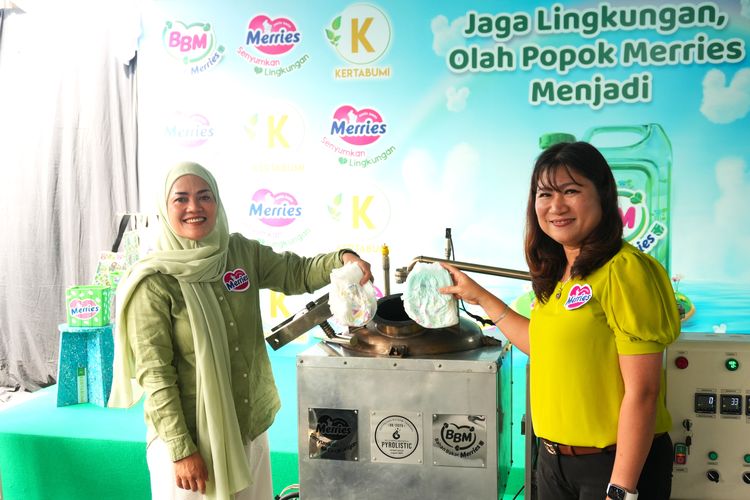 Penyerahan secara simbolis mesin dengan teknologi pirolisis oleh Vice President Marketing Kao Indonesia, Susilowati (kanan).