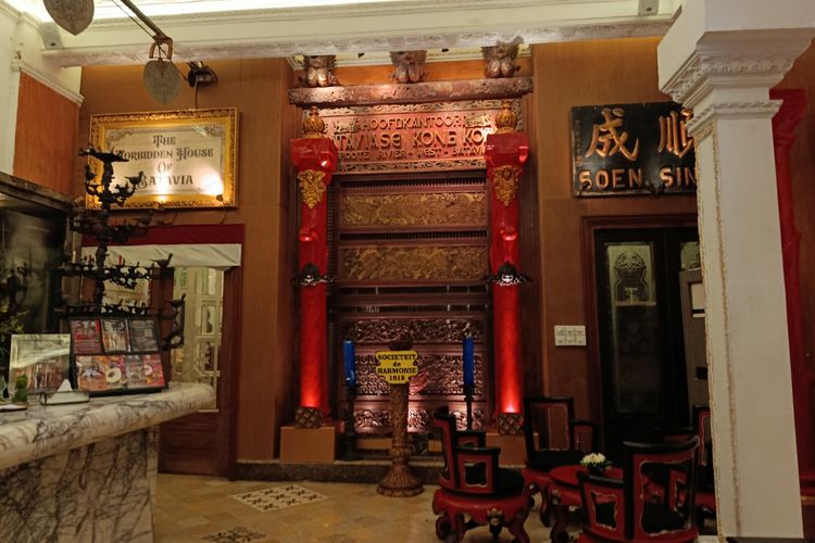 Kapiten Hall atau front office House of Tugu, Old Town Jakarta pada Jumat (17/4/2026). Terdapat papan nama Kong Kuan di salah satu dinding.