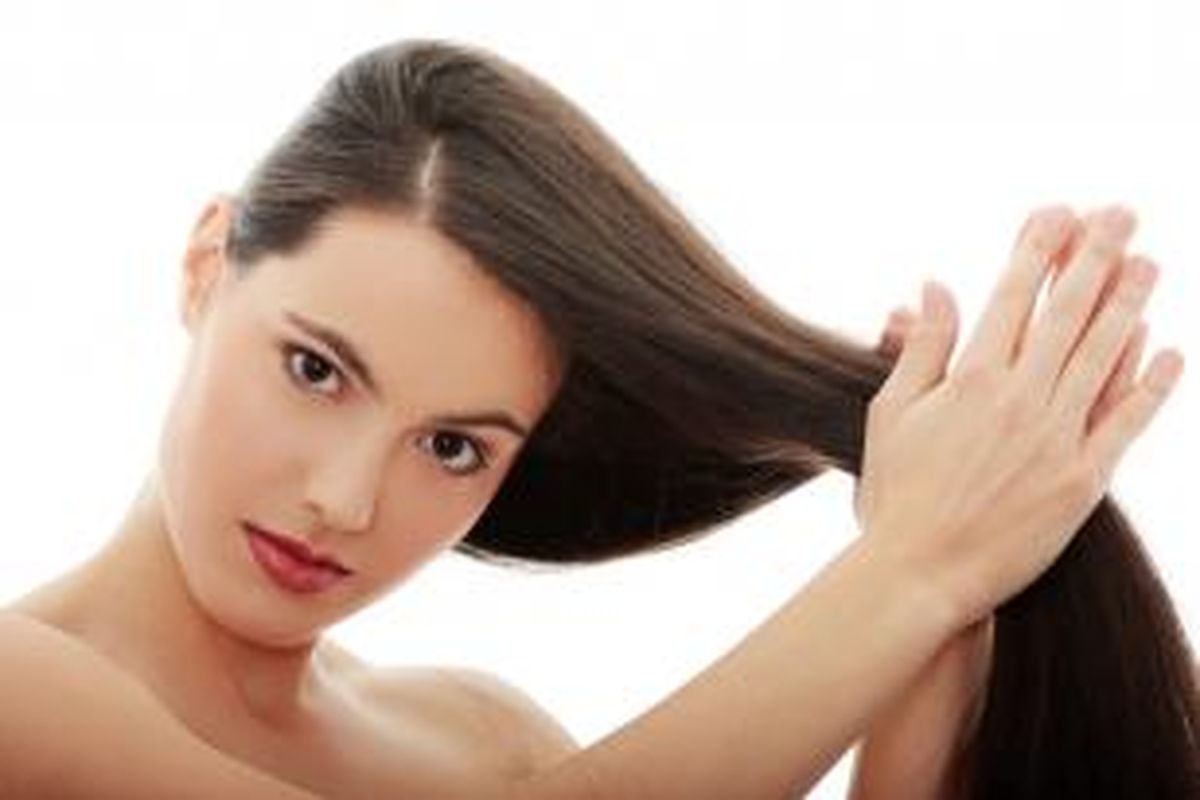 Gunakan serum untuk merawat rambut agar mendapatkan rambut yang sehat dan berkilau.